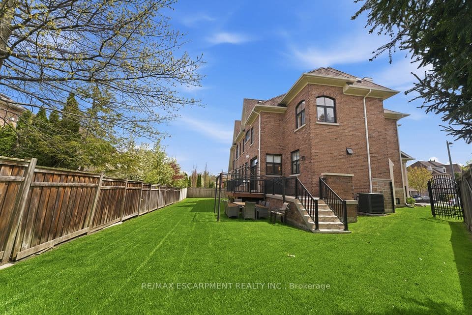 950 Fredonia Drive, Mississauga, ON L5C 2W4 – photo 2