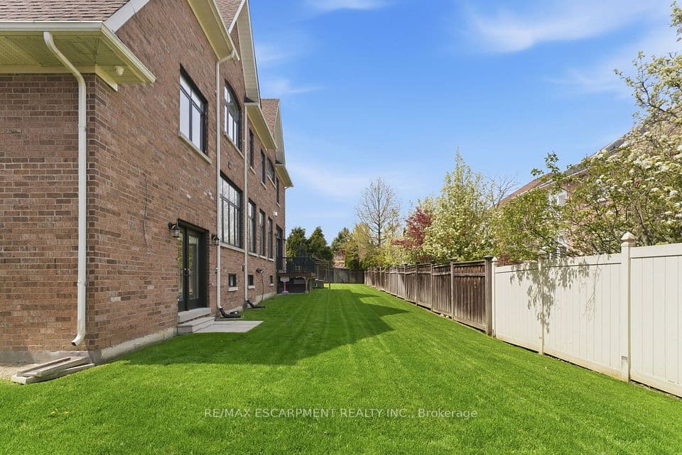 950 Fredonia Drive, Mississauga, ON L5C 2W4 – photo 3