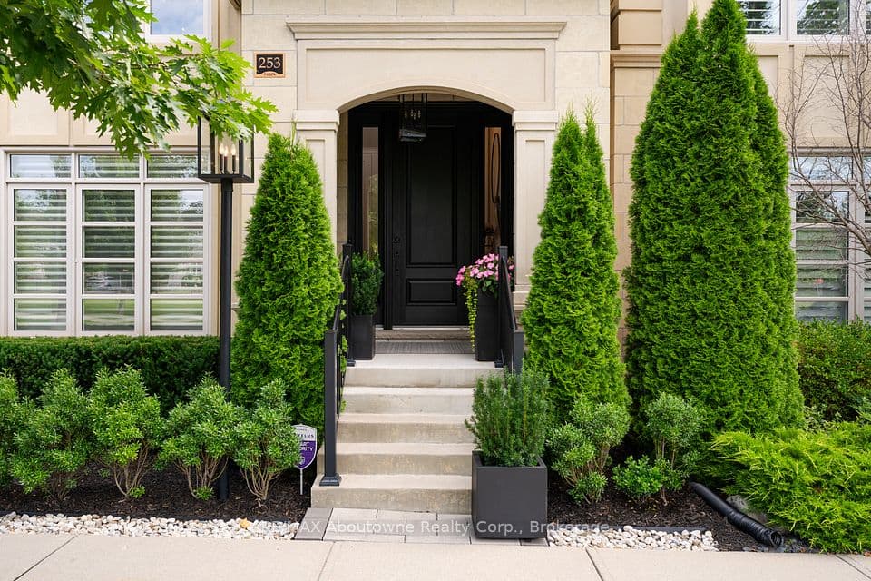 253 Hanover Street, Oakville, ON L6K 0H3 – photo 2