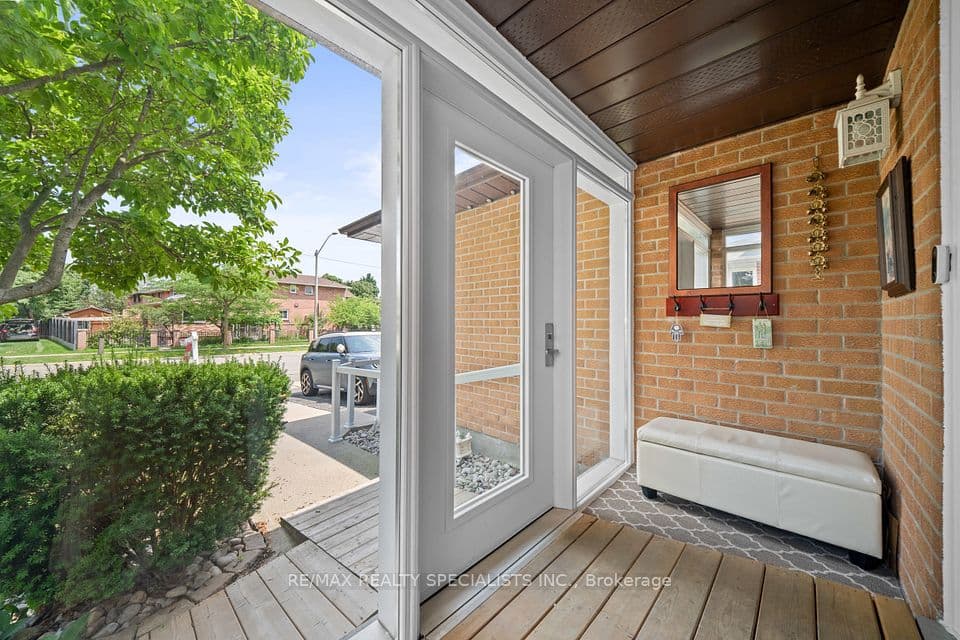 1004 Queensbridge Drive, Mississauga, ON L5C 3R1 – photo 3