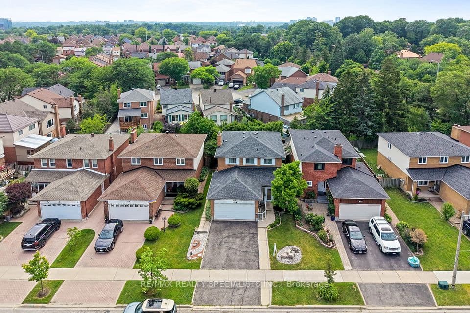 1004 Queensbridge Drive, Mississauga, ON L5C 3R1 – photo 2