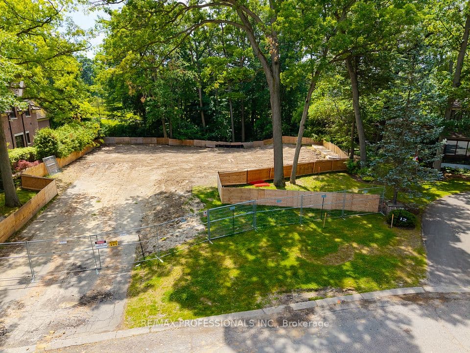 10 Woodmere Court, Toronto, ON M9A 3J1 – photo 2