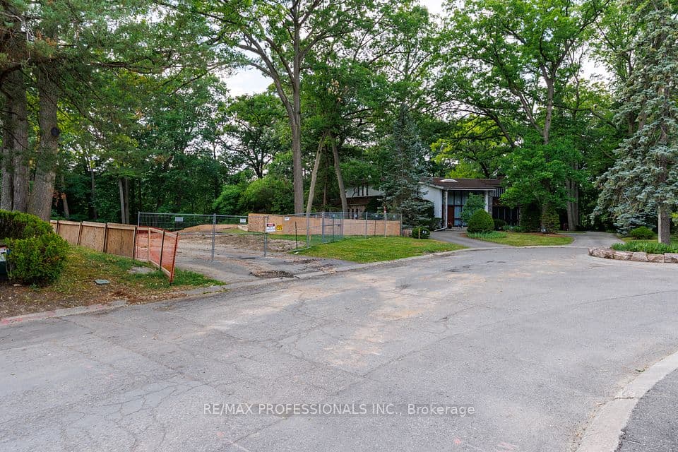 10 Woodmere Court, Toronto, ON M9A 3J1 – photo 3