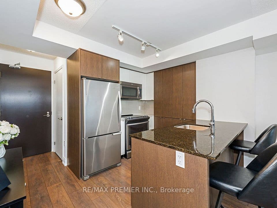 9 Valhalla Inn Road 609, Toronto, ON M9B 1S9 – main photo