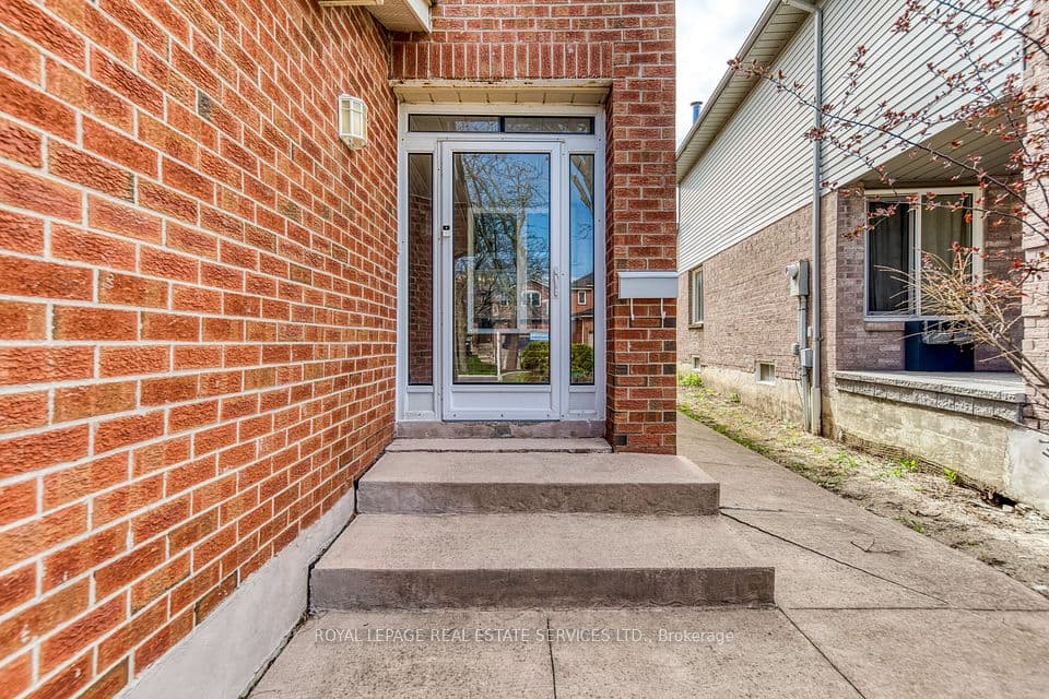 3390 Chartrand Crescent, Mississauga, ON L5L 4C4 – photo 2