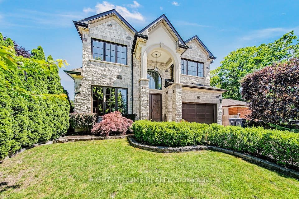 484 Avonwood Drive, Mississauga, ON L5G 1Y9 – photo 2