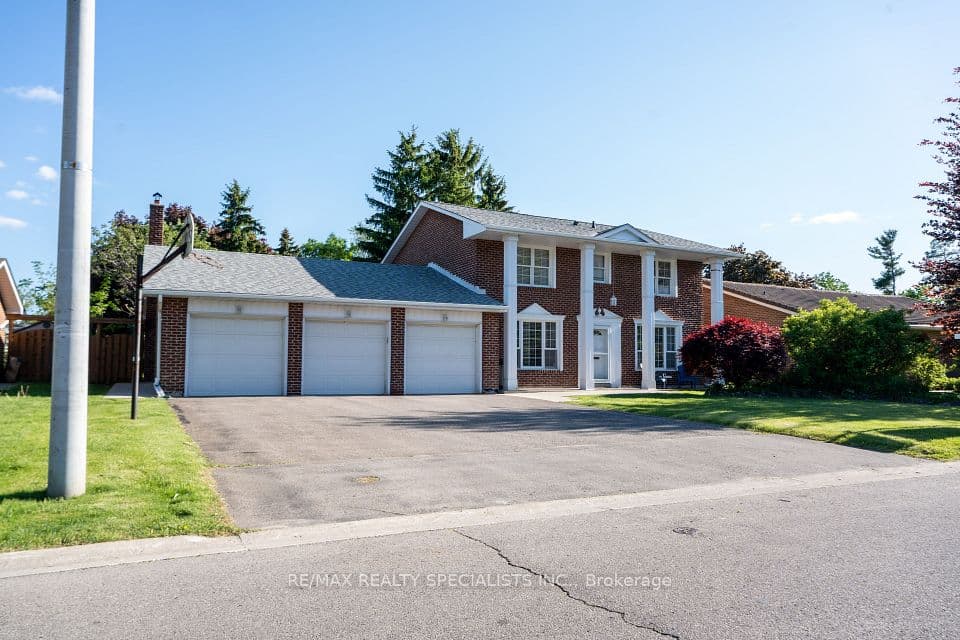 8 River View Drive, Brampton, ON L6W 2E5 – photo 2