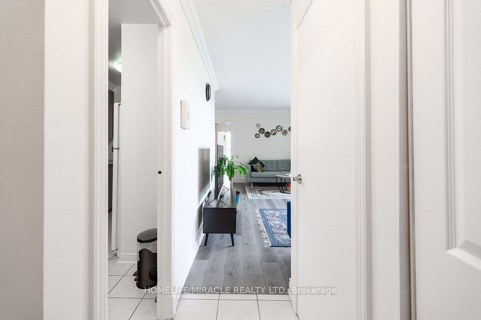 3025 Queen Frederica Drive 807, Mississauga, ON L4Y 3A1 – photo 2