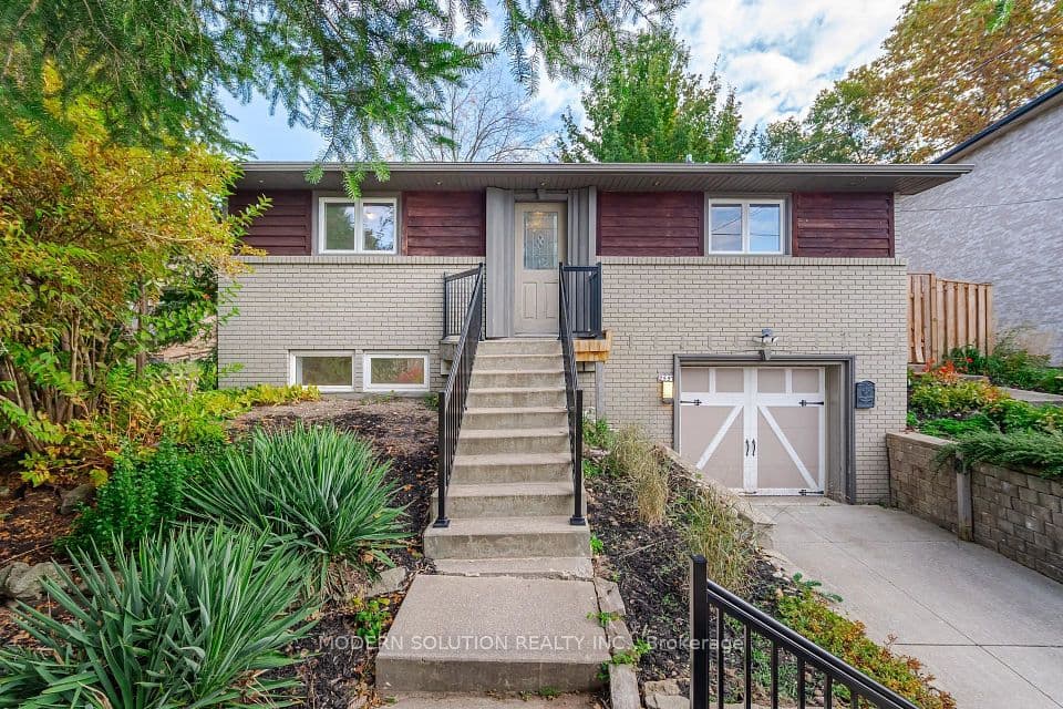 2557 Mindemoya Road, Mississauga, ON L5C 2R1 – main photo