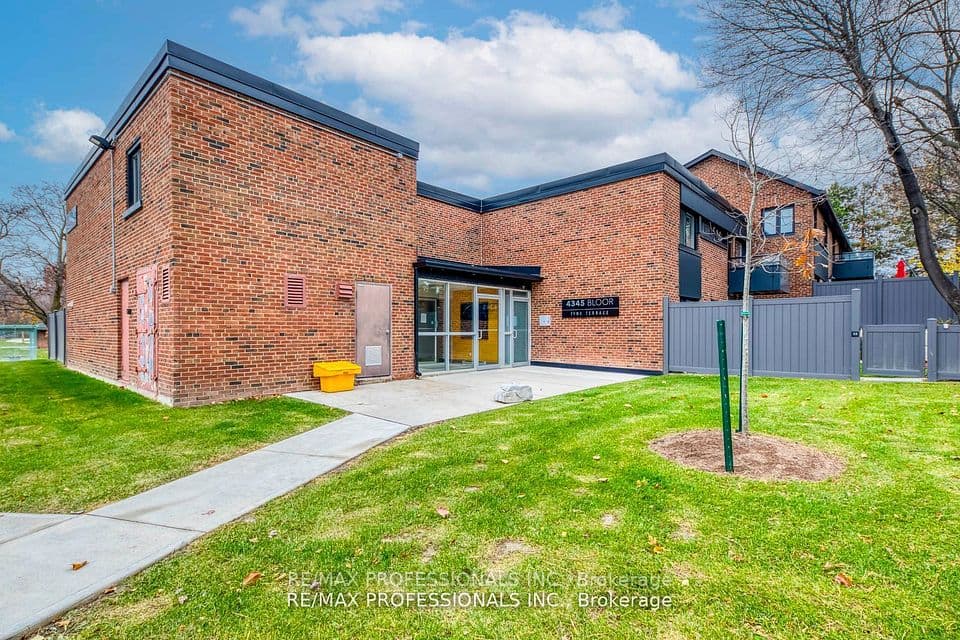 4345 Bloor Street W 51, Toronto, ON M9C 2A4 – main photo