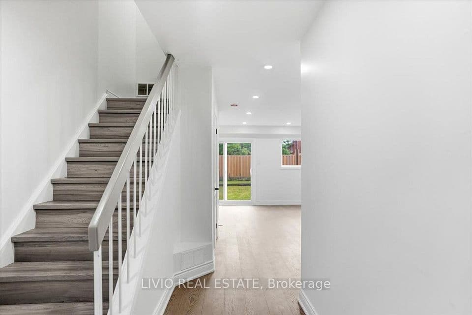 4002 Brandon Gate Drive, Mississauga, ON L4T 3N4 – photo 3