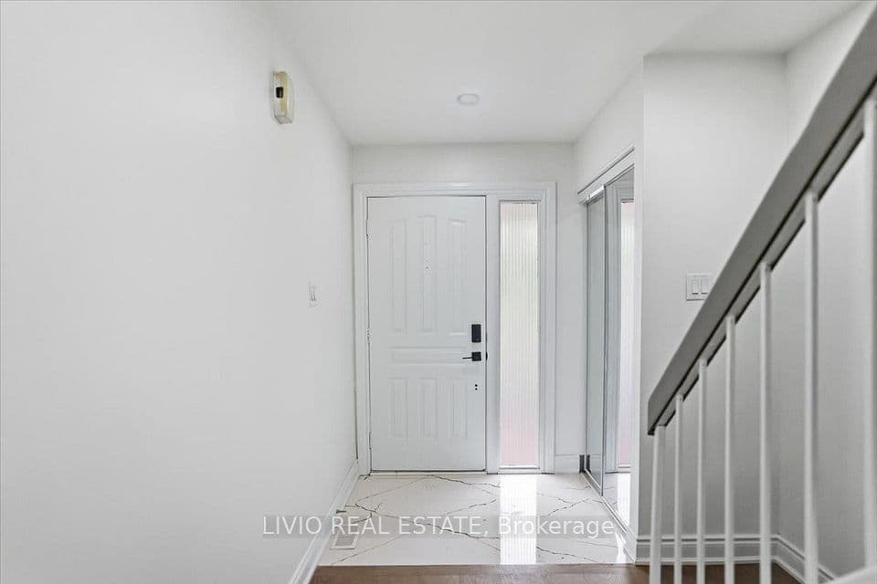 4002 Brandon Gate Drive, Mississauga, ON L4T 3N4 – photo 2