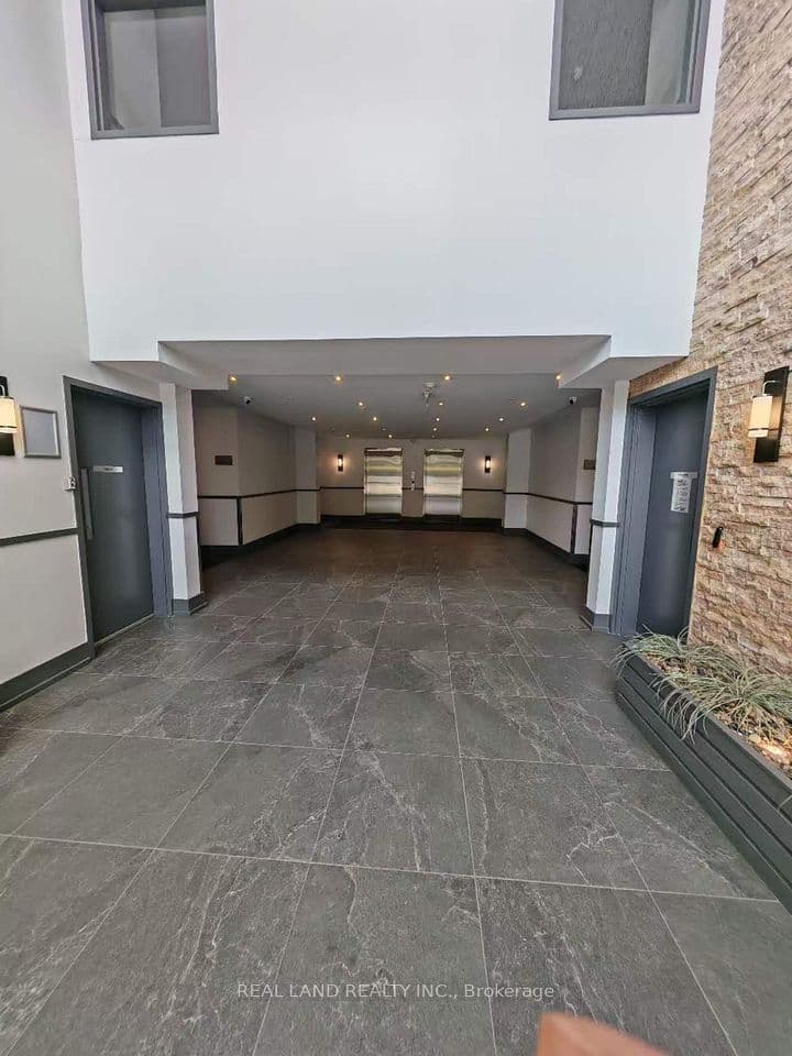 570 Lolita Gardens 127, Mississauga, ON L5A 0A1 – photo 3