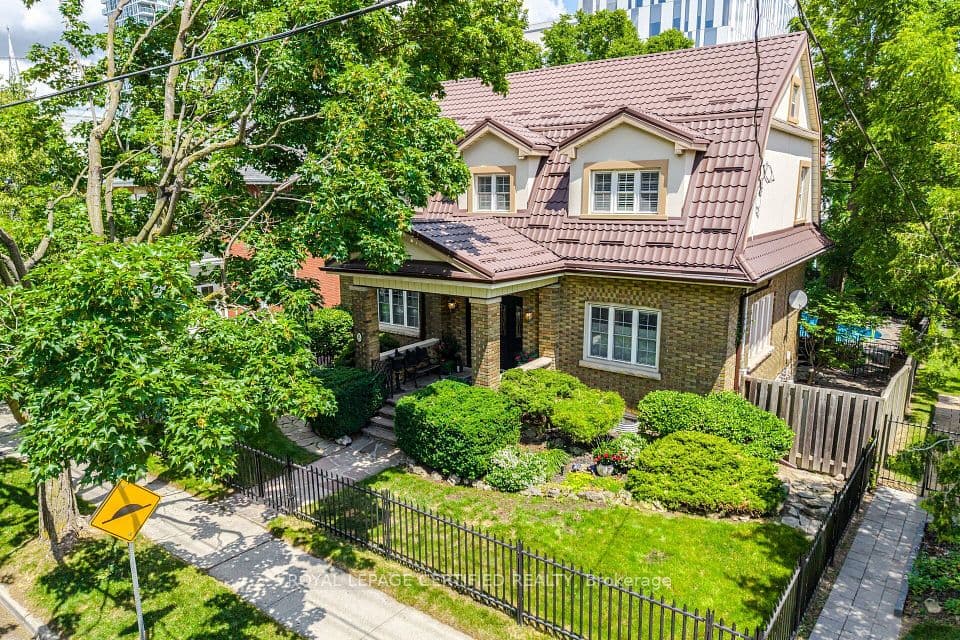 8 Elizabeth Street S, Brampton, ON L6Y 1P8 – photo 2