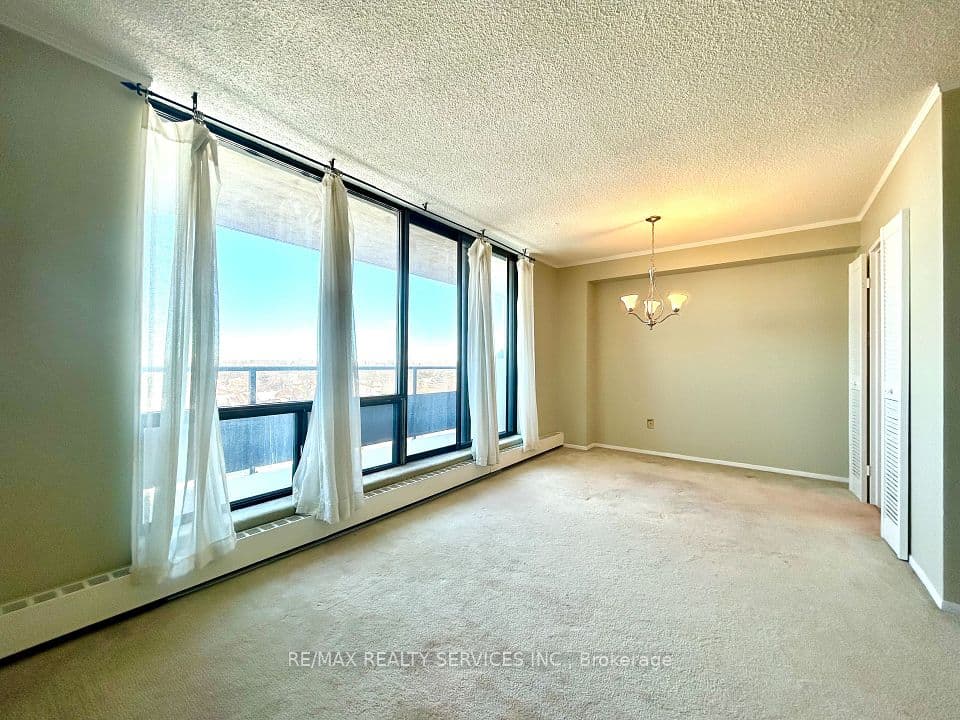 2929 Aquitaine Avenue 701, Mississauga, ON L5N 2C7 – photo 2