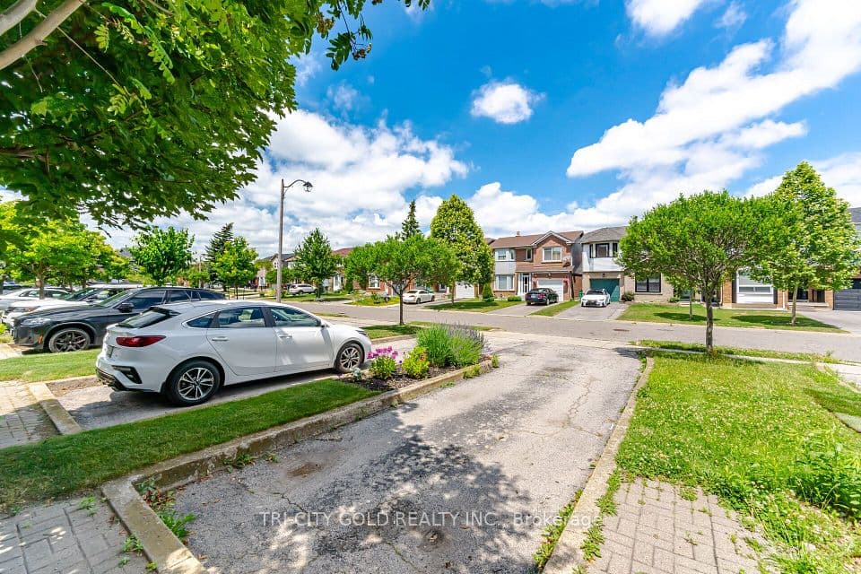 111 Chipmunk Crescent, Brampton, ON L6R 1B4 – photo 2