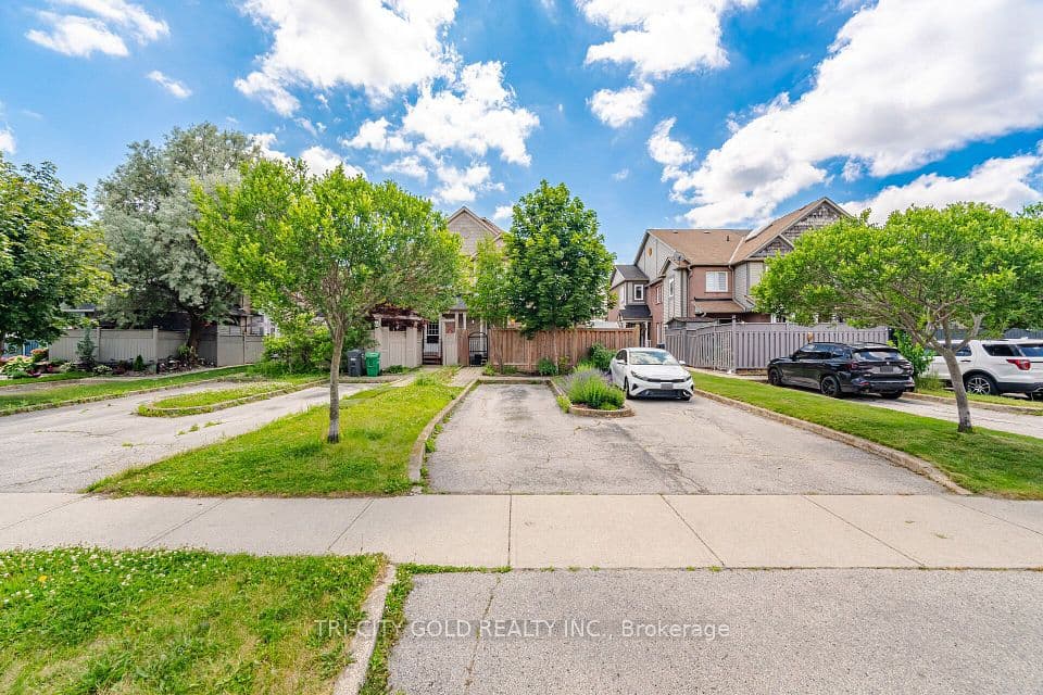 111 Chipmunk Crescent, Brampton, ON L6R 1B4 – main photo