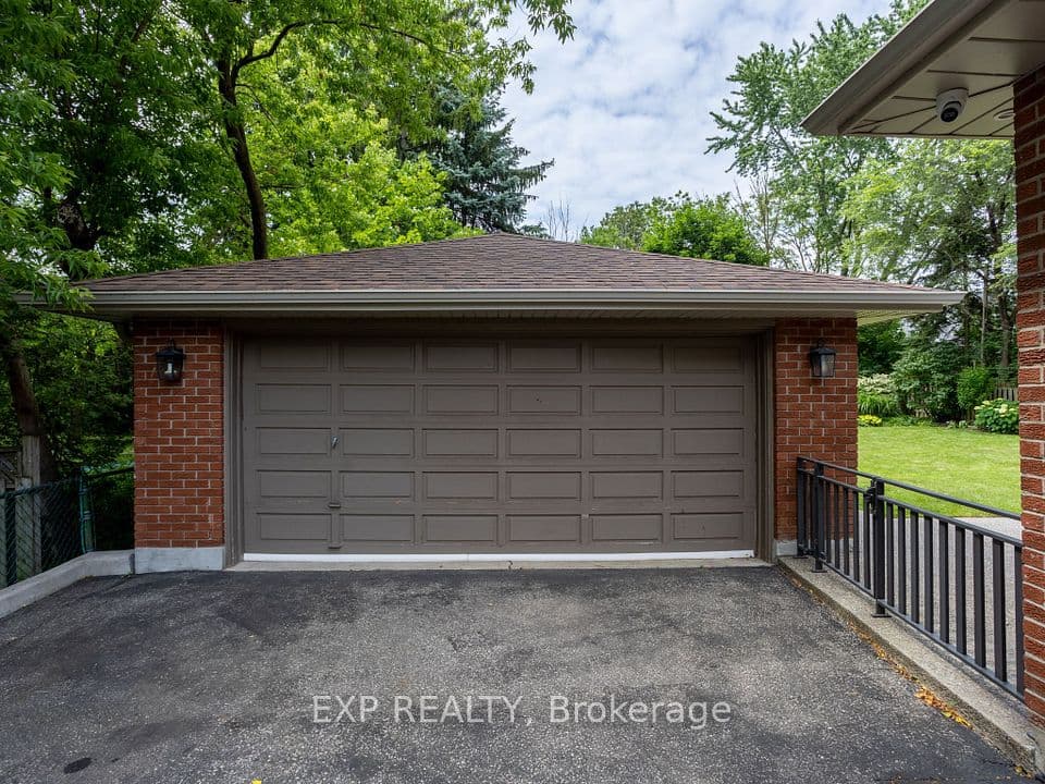 327 Angelene Street, Mississauga, ON L5G 1X5 – photo 2