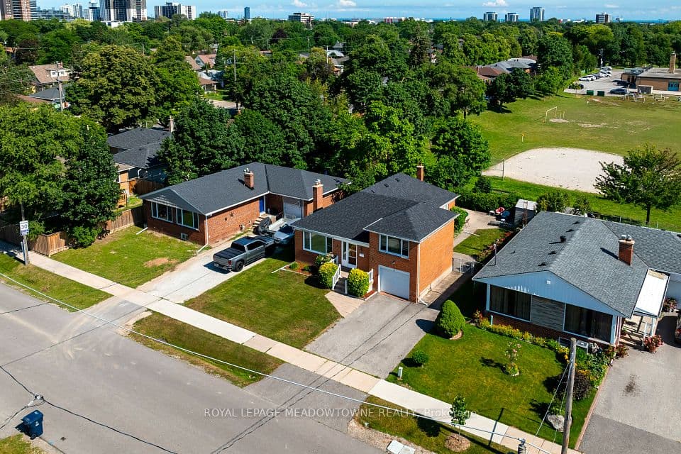 5 Boreal Road, Toronto, ON M9C 2E9 – main photo
