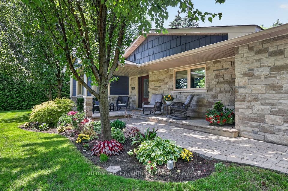 2233 Oneida Crescent, Mississauga, ON L5C 1V7 – photo 2