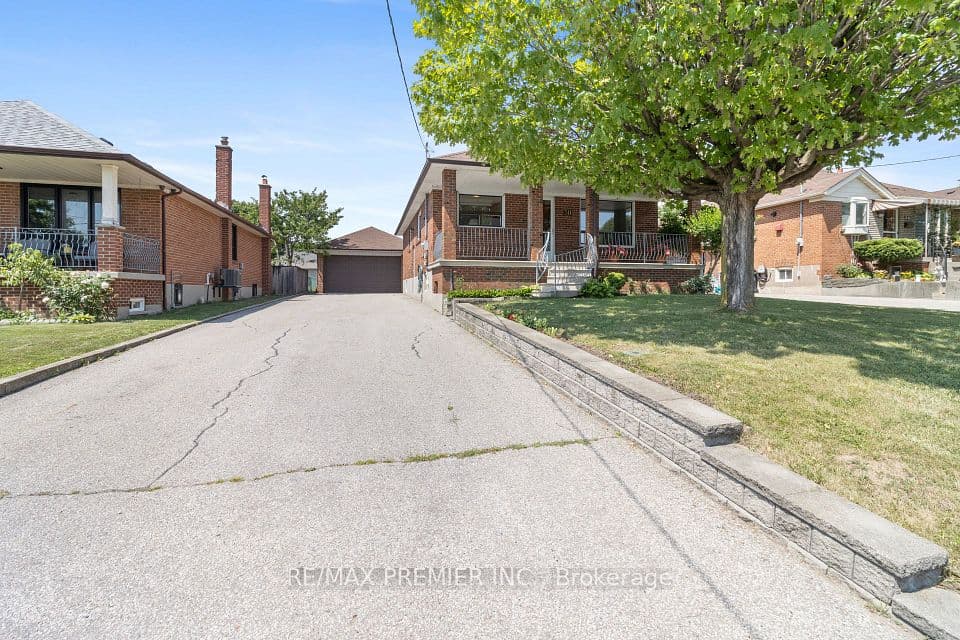 30 Forthbridge Crescent, Toronto, ON M3M 2A1 – main photo