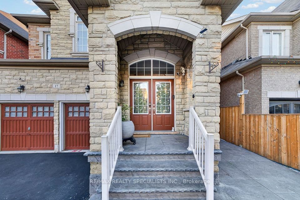 17 Tysonville Circle, Brampton, ON L7A 4A6 – photo 2