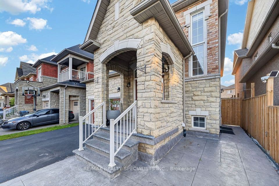 17 Tysonville Circle, Brampton, ON L7A 4A6 – photo 3
