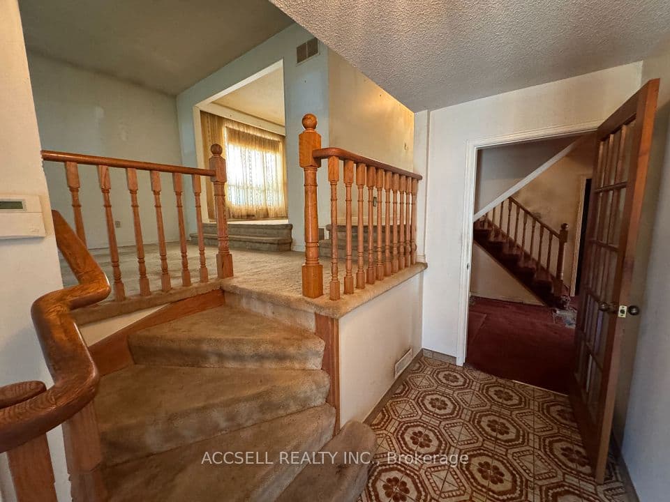 2439 Frayne Court, Mississauga, ON L5A 3X7 – photo 3