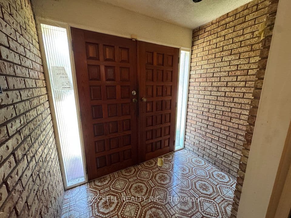 2439 Frayne Court, Mississauga, ON L5A 3X7 – photo 2