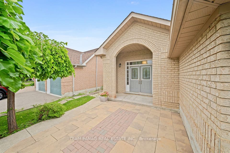 11 Larkmead Place, Brampton, ON L6R 2R9 – photo 3