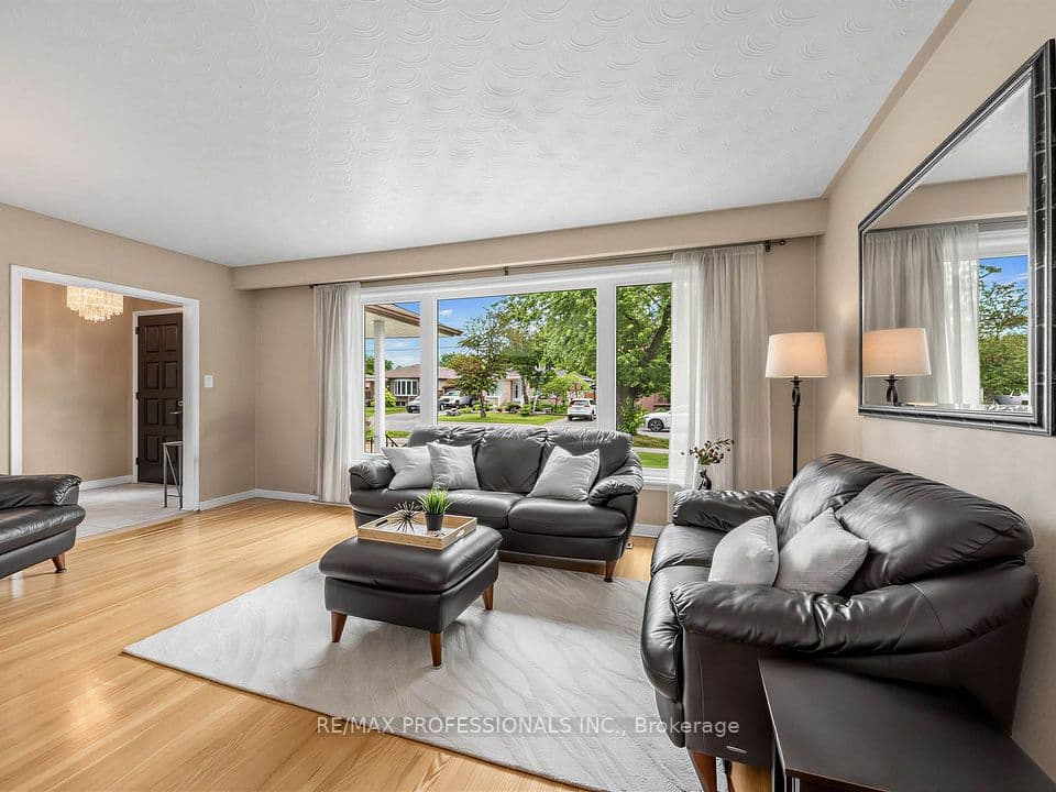 793 Netherton Crescent, Mississauga, ON L4Y 2M5 – photo 3