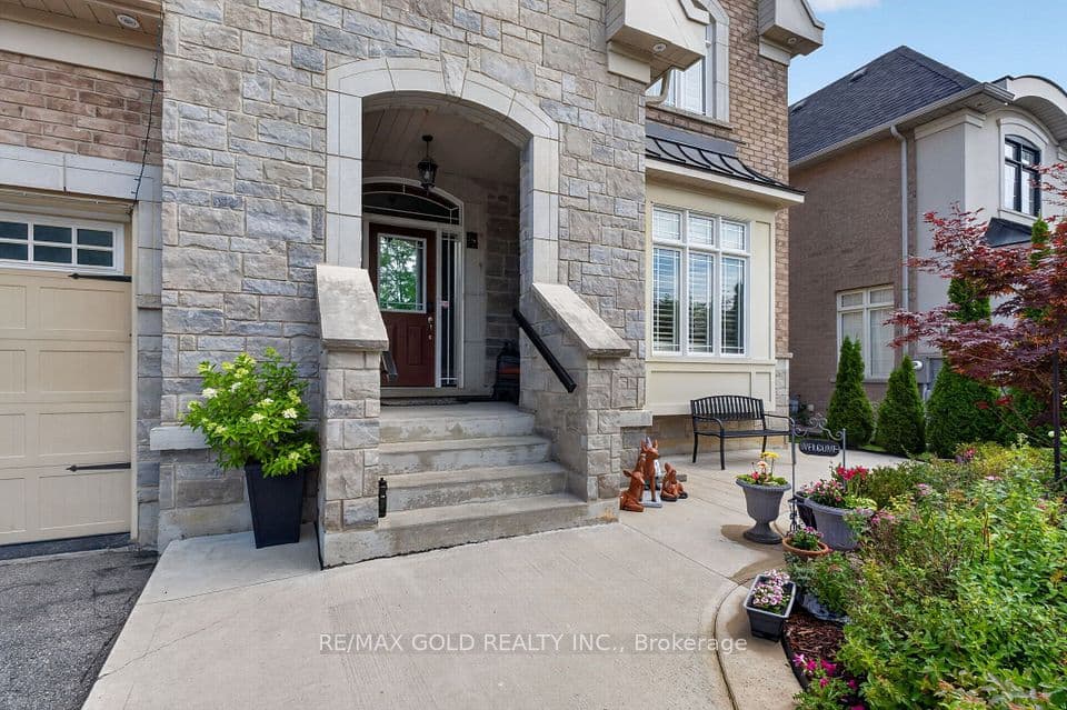 6 Ayrshire Court, Brampton, ON L6Z 0G6 – photo 2
