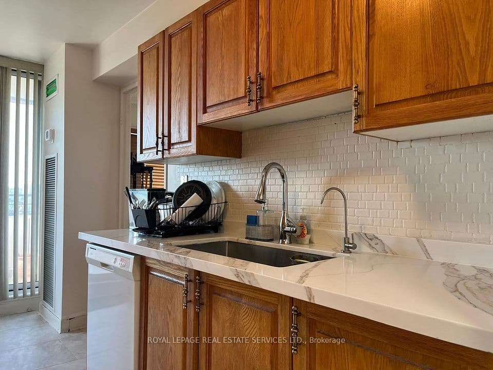 1300 Mississauga Valley Boulevard 902, Mississauga, ON L5A 3S9 – photo 3