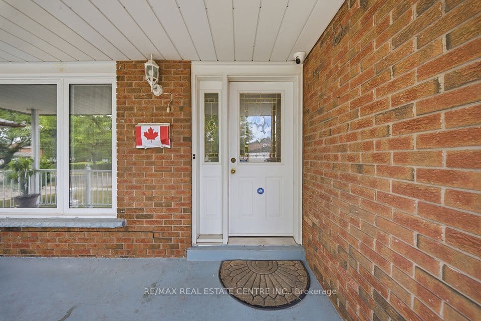 4 Manorcrest Street, Brampton, ON L6S 2W9 – photo 3