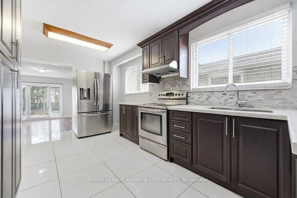 3027 Coral Drive, Mississauga, ON L4T 1Z2 – main photo