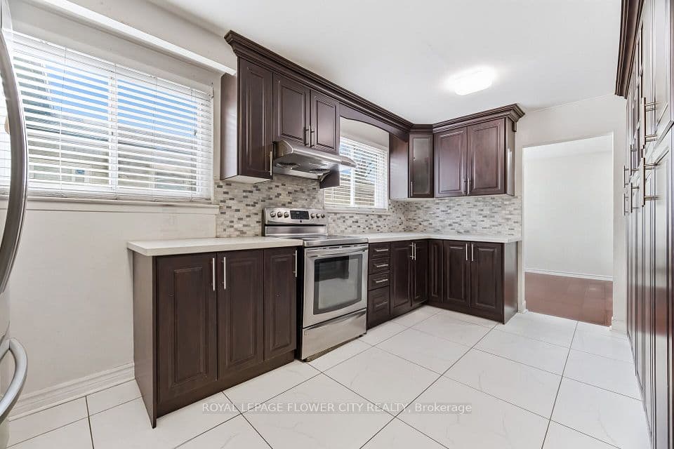 3027 Coral Drive, Mississauga, ON L4T 1Z2 – photo 2