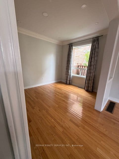 27 Village Lake Crescent, Brampton, ON L6S 6K2 – photo 2