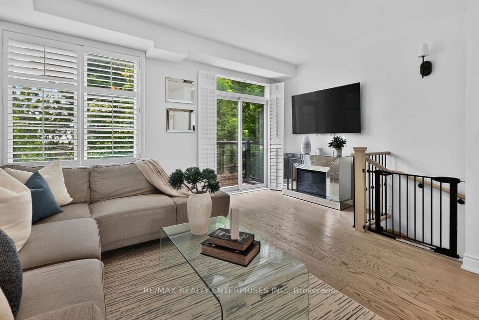 656 Tupelo Court, Mississauga, ON L5G 0C4 – photo 3