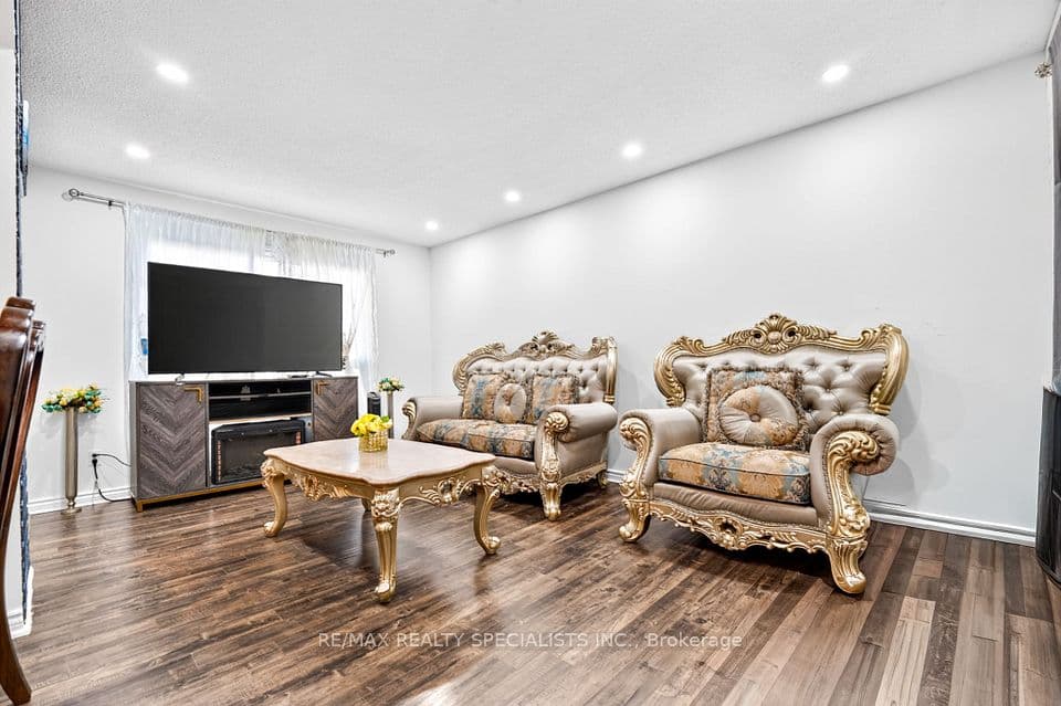 24 Garrison Square, Brampton, ON L6S 2H3 – photo 3