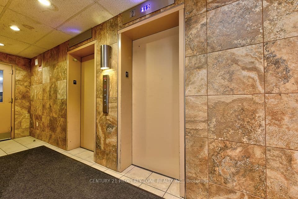 3025 Queen Frederica Drive 907, Mississauga, ON L4Y 3A1 – photo 2