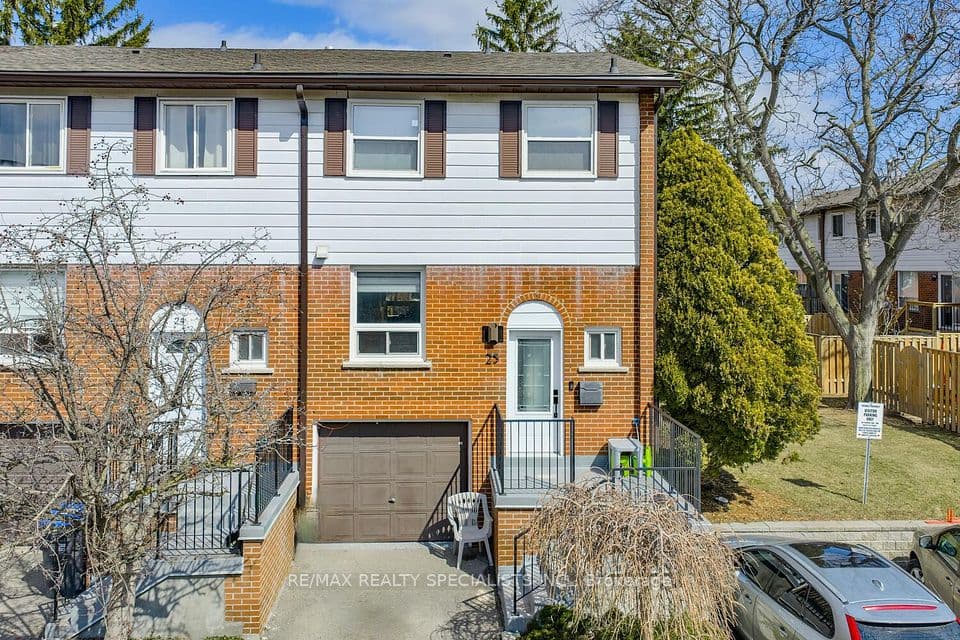 2445 Homelands Drive 25, Mississauga, ON L5K 2C6 – main photo