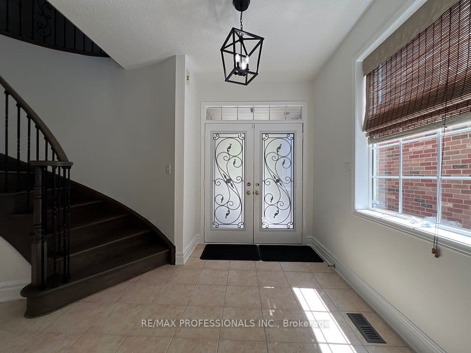 3895 Henrietta Way, Mississauga, ON L5M 7Y4 – photo 3