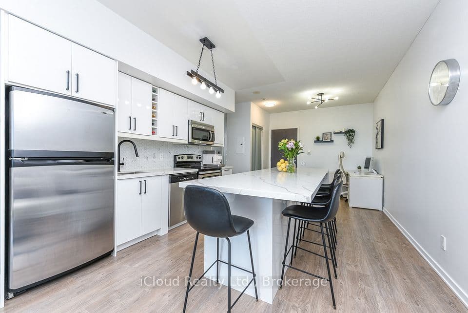 103 The Queensway 1303, Toronto, ON M6S 5B3 – main photo