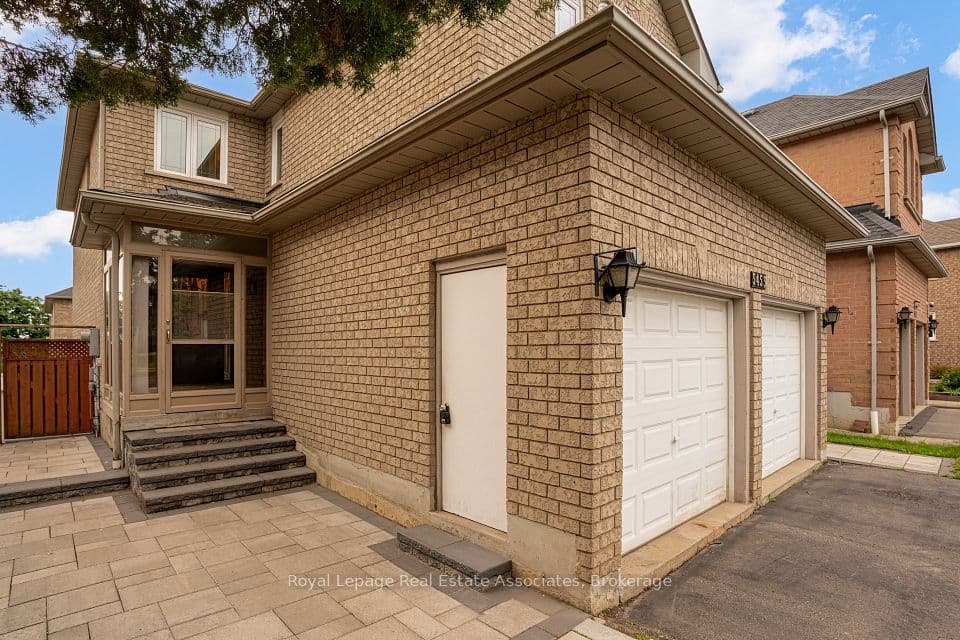 5453 Middleport Crescent, Mississauga, ON L4Z 3V2 – photo 2