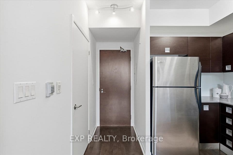 3391 Bloor Street W 221, Toronto, ON M8X 1G3 – photo 2