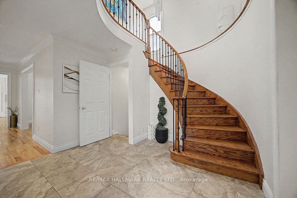 329 Kingsbridge Garden Circle, Mississauga, ON L5R 1K9 – photo 3