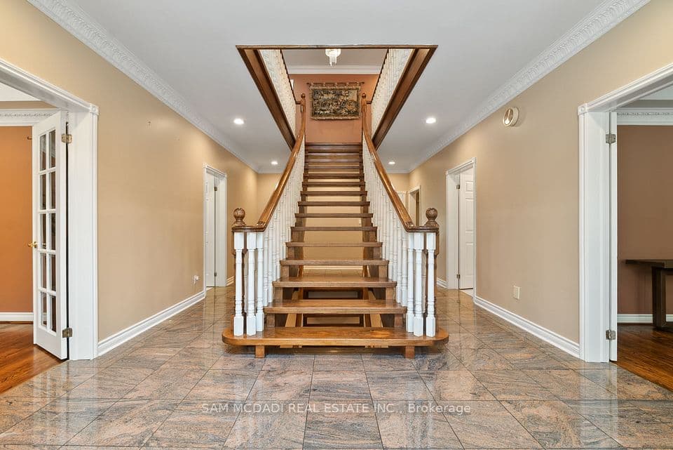 2339 Glengarry Road, Mississauga, ON L5C 1Y1 – photo 3