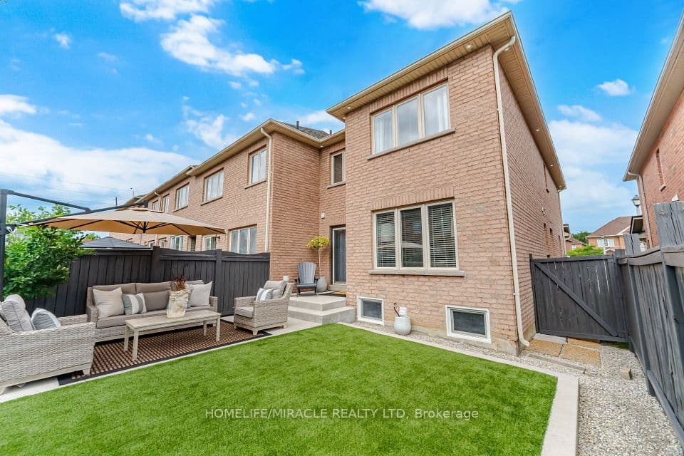 37 Lacebark Court, Brampton, ON L6R 3M7 – main photo