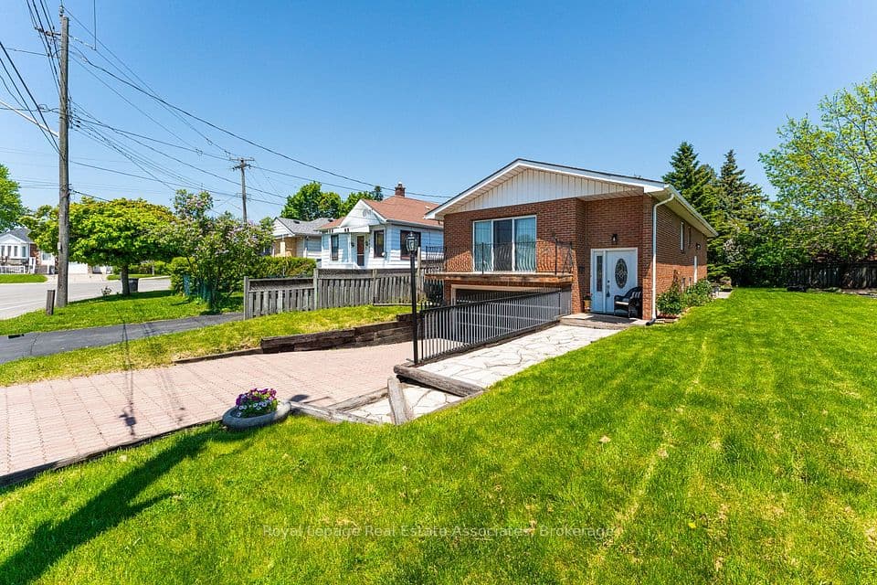 1069 Alexandra Avenue, Mississauga, ON L5E 2A1 – photo 2