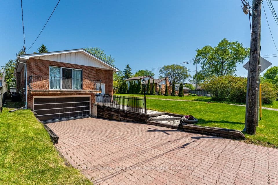 1069 Alexandra Avenue, Mississauga, ON L5E 2A1 – main photo
